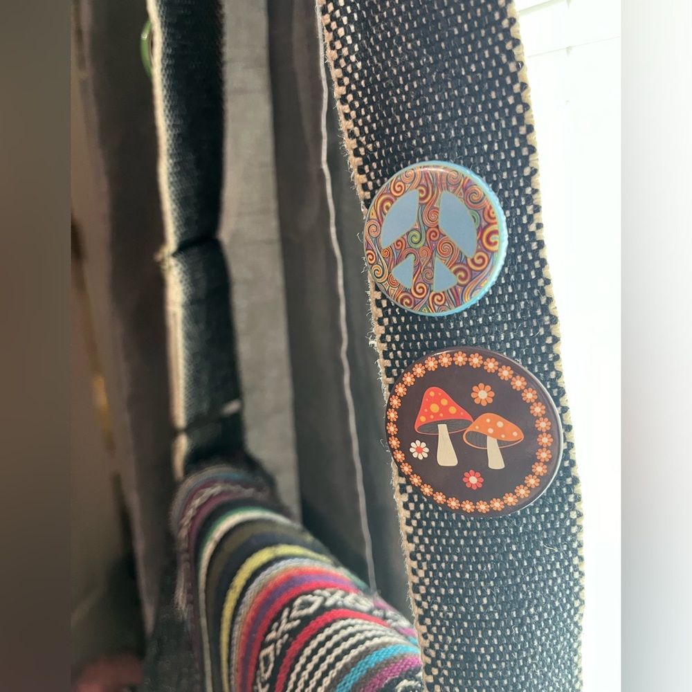 Vintage shoulder handbag with four pockets for essentials
